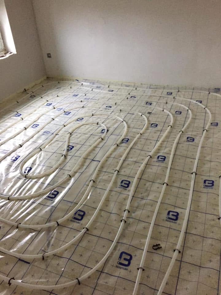Boucles de chauffage par le sol posées dans une chambre par Energies Concept à Binche