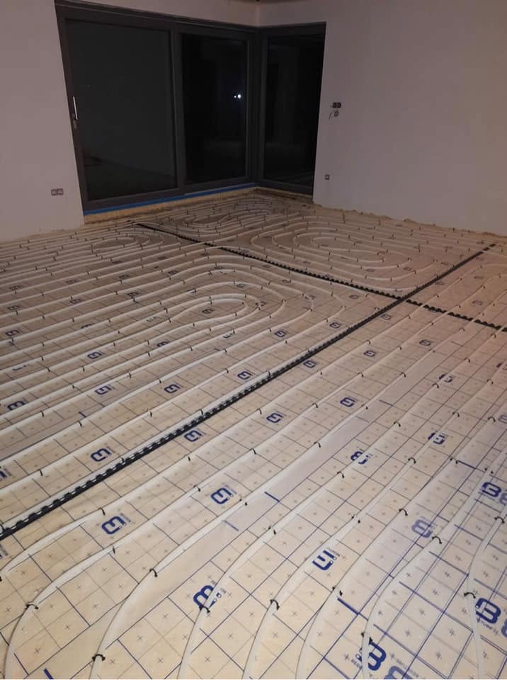 Tracé des boucles de plancher chauffant dans un séjour par Energies Concept à La Louvière