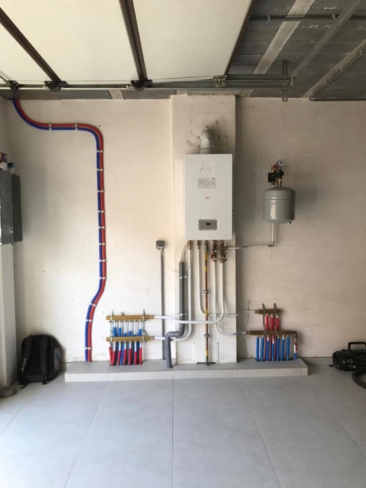 Chaudière murale à condensation et double collecteur de chauffage par le sol installés par Energies Concept à Charleroi