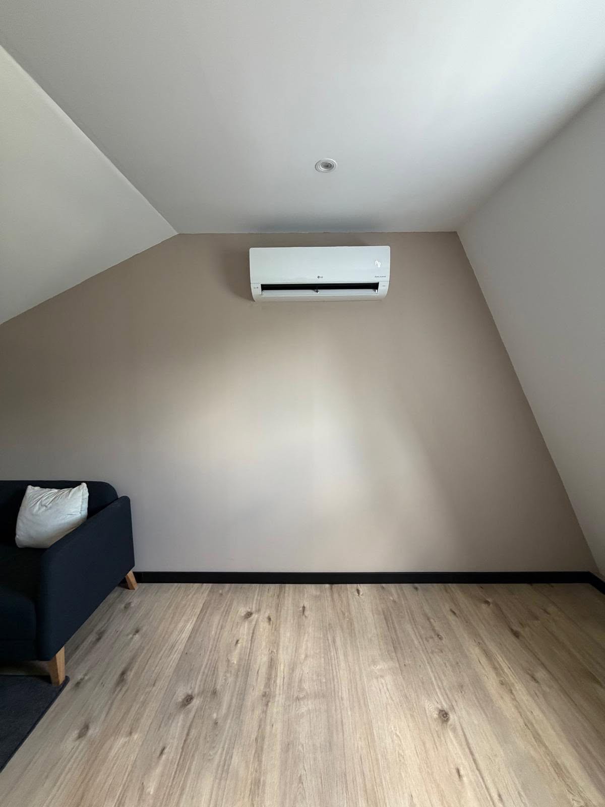 Climatisation murale installée dans une pièce mansardée par Energies Concept à Nivelles