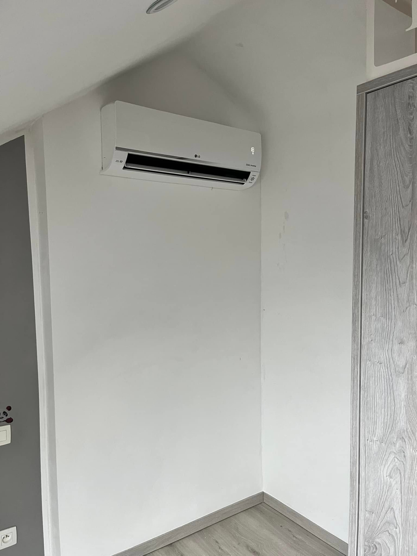 Split de climatisation installé dans une chambre par Energies Concept à Charleroi