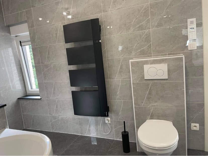 Sèche-serviettes design et WC suspendu installés par Energies Concept à Morlanwelz