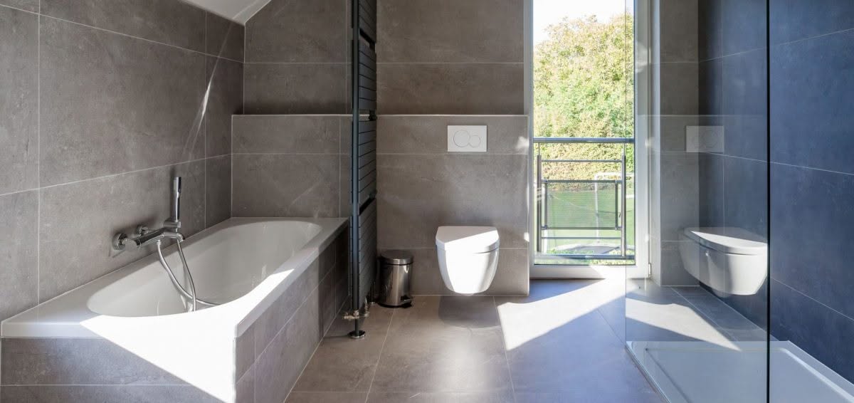 Salle de bain contemporaine avec baignoire et douche réalisée par Energies Concept à Courcelles