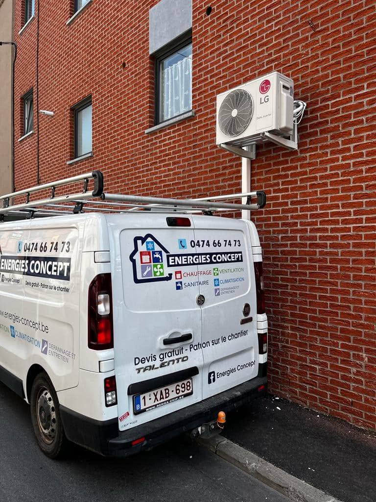 Unité extérieure de climatisation fixée en façade par Energies Concept à Courcelles