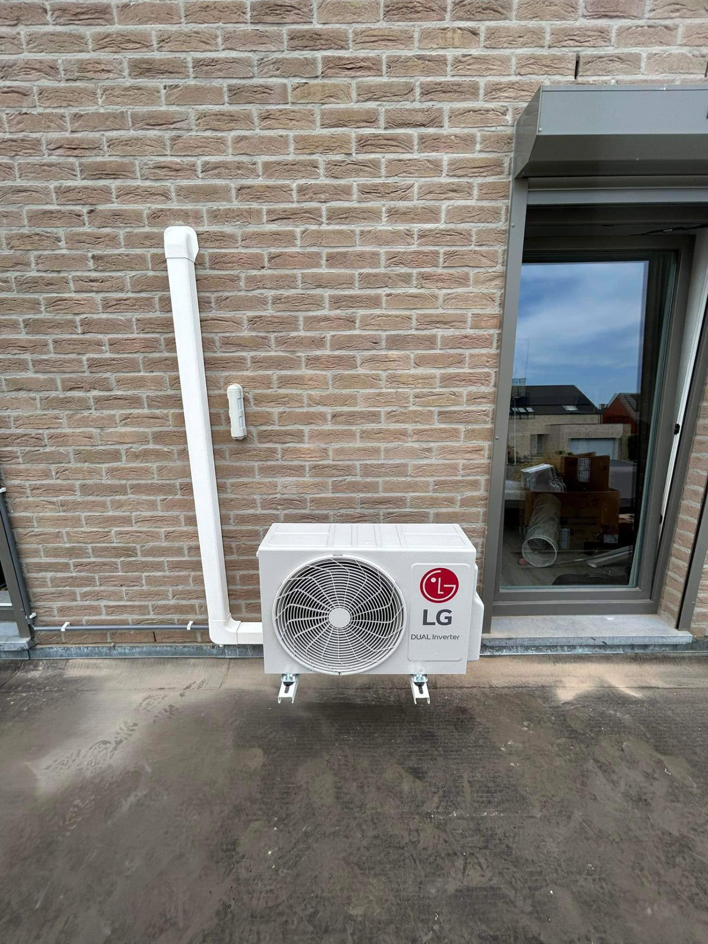 Groupe extérieur de climatisation posé sur terrasse par Energies Concept à Binche